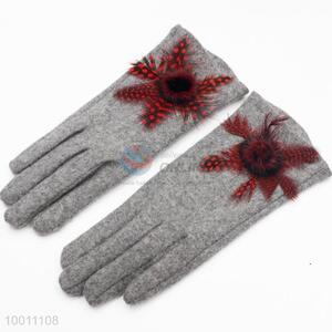 Grey Cashmere Gloves With A Floral Ball