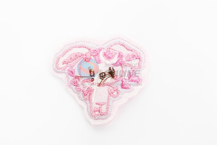 Cute new arrival popular embroidery badge brooch