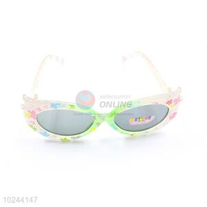 Recent Design White Flower Framed Sunglasses For Children