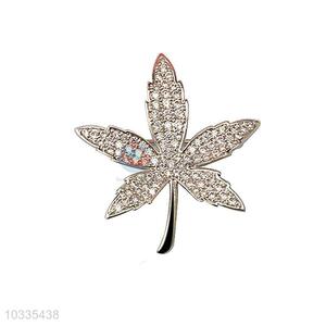 Low price factory promotional maple leaf brooch