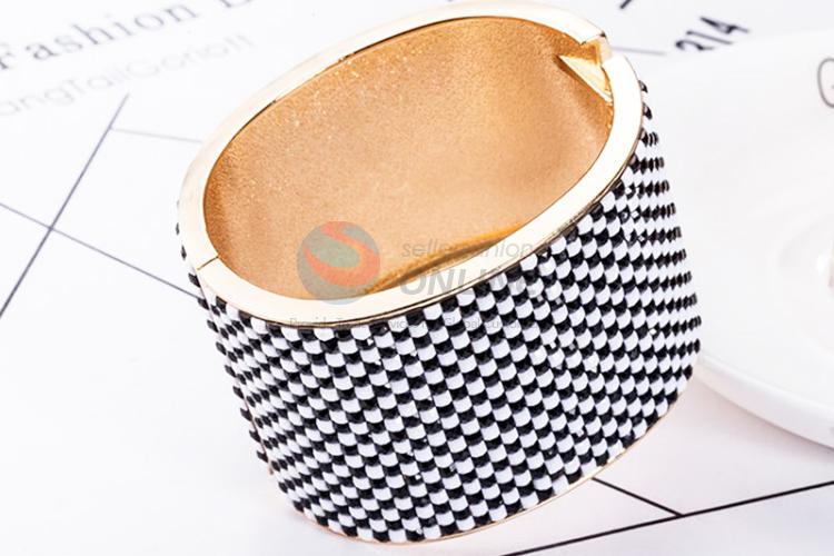 Customized cheap newest alloy spring bangle