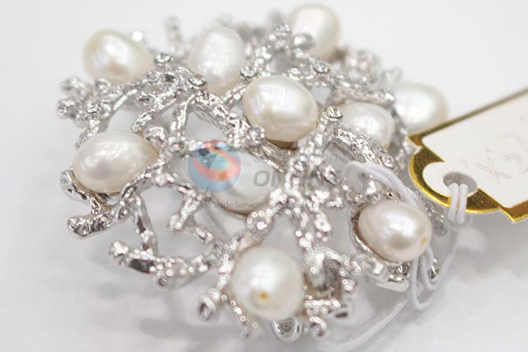 Cute design pearl brooch