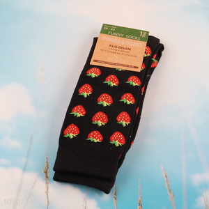 Online wholesale strawberry pattern cotton breathable men women socks